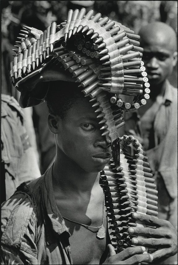 Gilles Caron, Combattant Ibo, guerre civile du Biafra, Nigeria. ©Fondation Gilles Caron. Courtesy School Gallery - Olivier Castaing