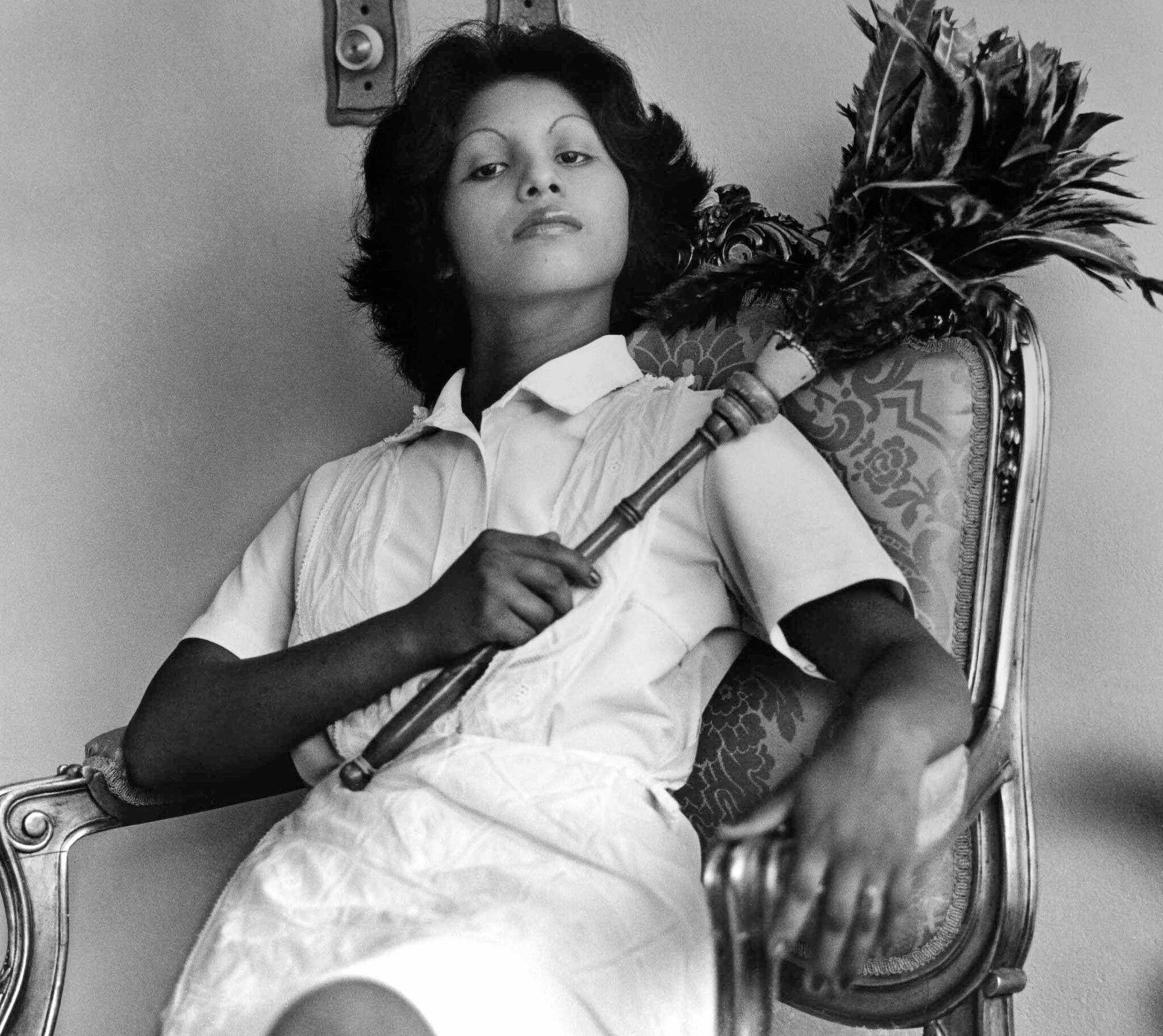 Sandra Eleta, Edita (la del plumero), from the series La servidumbre, Panamá 1977. Courtesy of Galería Arteconsult S.A., Panama. Artwork © the artist.