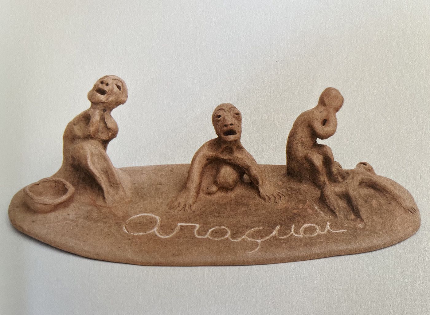 Lira Marques. Untitled, 1985. 12x38x18cm, ceramic. Collection of the Araçuaí Museum.