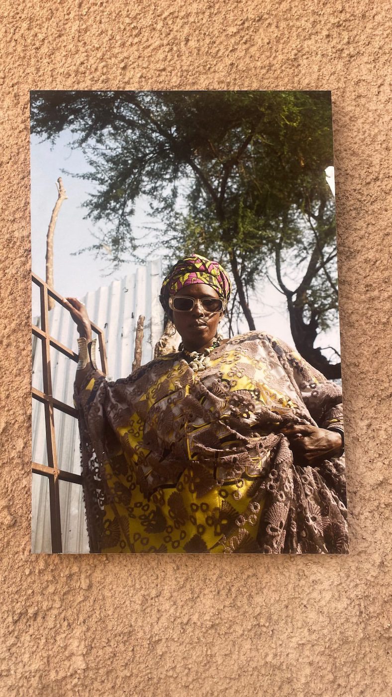 Installation view of “SAMA JABOOT MOY SAMA MELOKAAN / MA FAMILLE: MON IDENTITÉ“ with works by Naëtt Mbaye, Pape Diouf et Wutangu at the Beach House Virage. Photo: Keren Lasme.