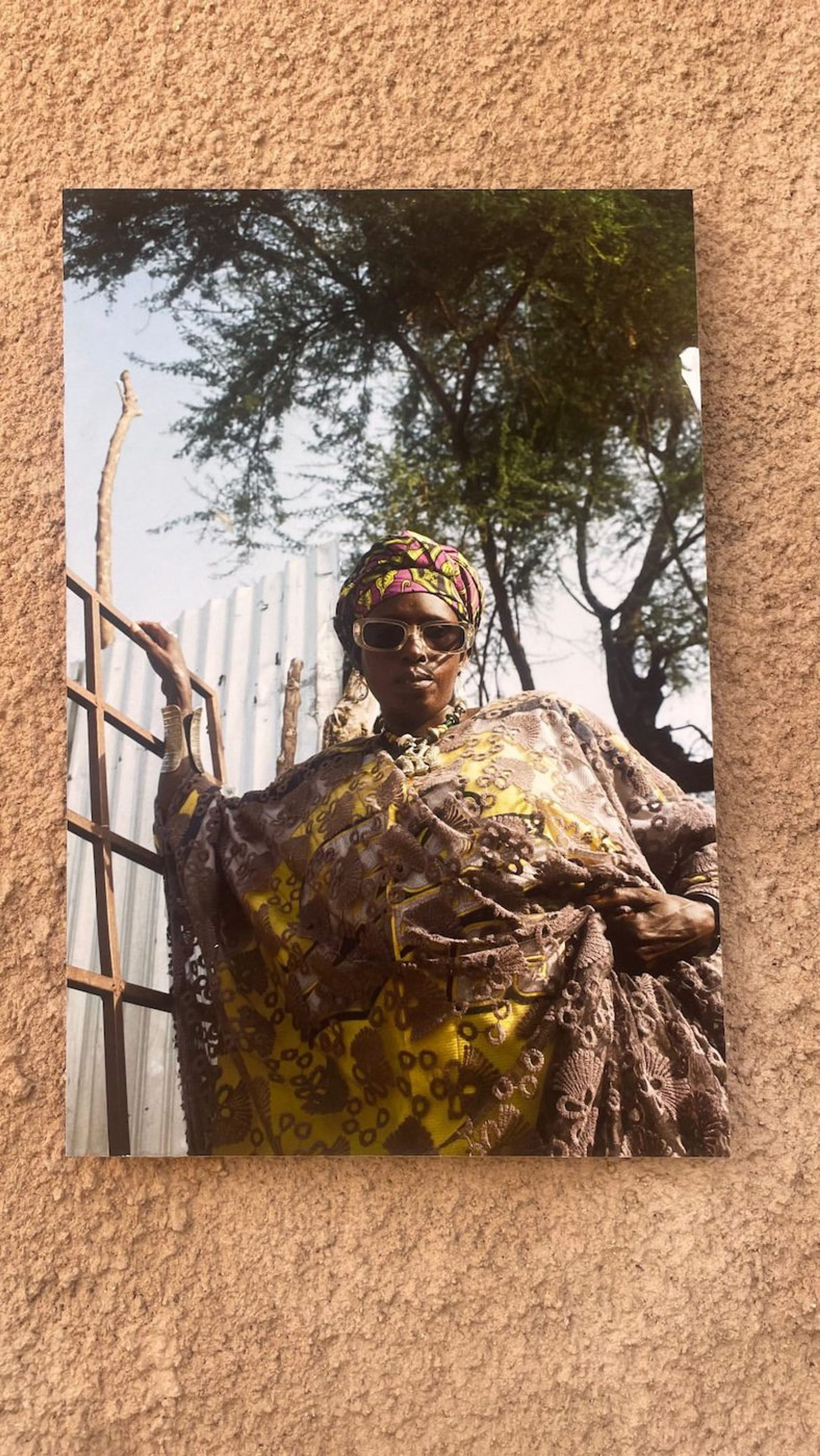 Installation view of “SAMA JABOOT MOY SAMA MELOKAAN / MA FAMILLE: MON IDENTITÉ“ with works by Naëtt Mbaye, Pape Diouf et Wutangu at the Beach House Virage. Photo: Keren Lasme.
