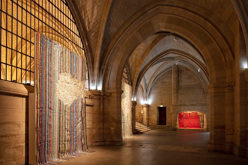 El Anatsui, Installation view of En quête de liberté, 2021 at Le centre des monuments nationaux as part of Africa2020 Season. Courtesy of Africa2020