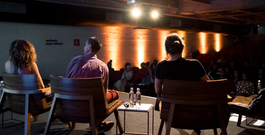 Novas narrativas curatoriais no Brasil