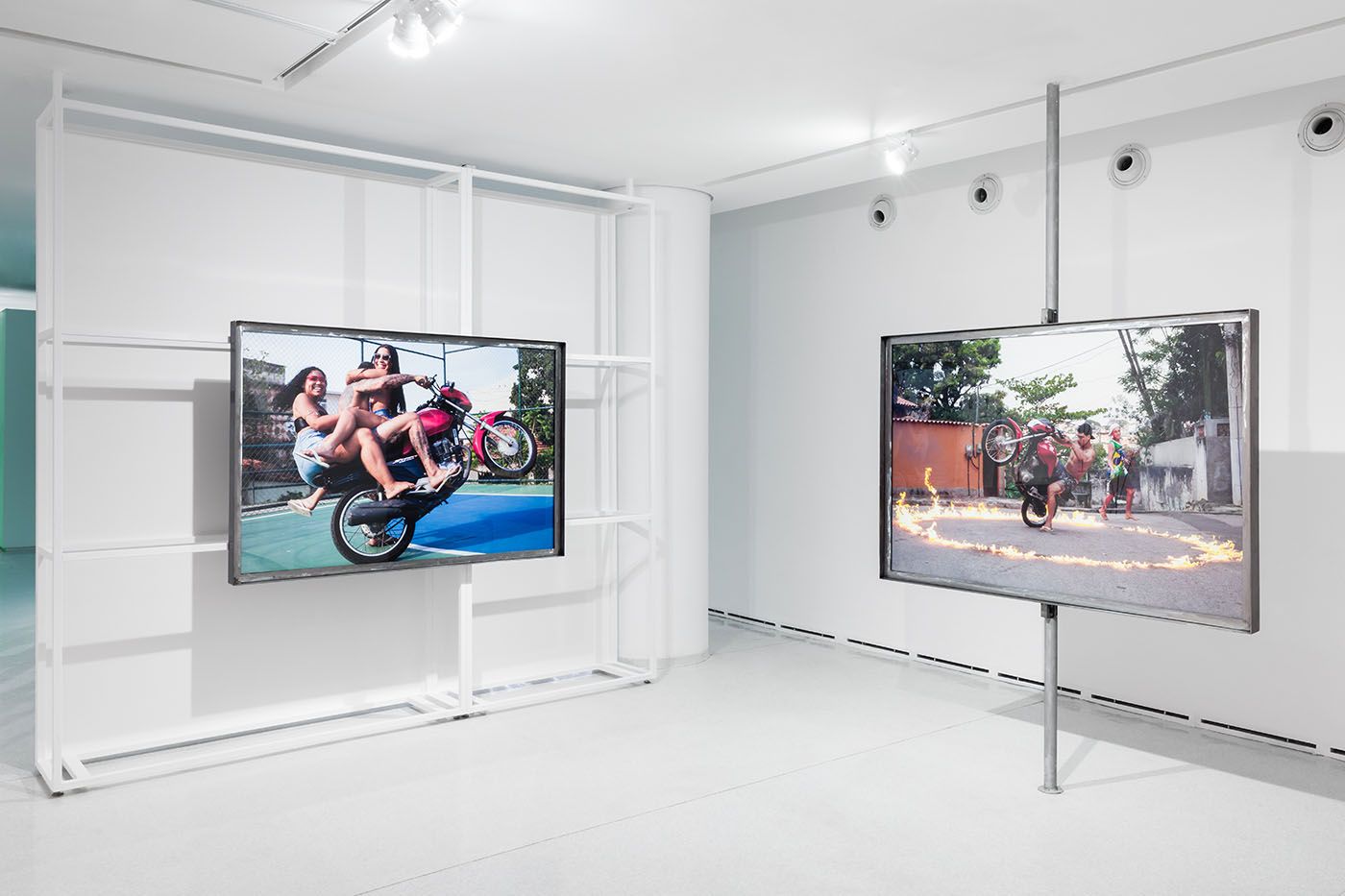 Melissa de Oliveira, Sucessagem (“Succession”), 2024 and Aquecimento (“Warming”), 2024. View of 38th Panorama of Brazilian Art: 1000º Color photograph on Hahnemühle Photo Rag Satin paper 310g/m2 110 x 160 cm. Photo: Estúdio em Obra