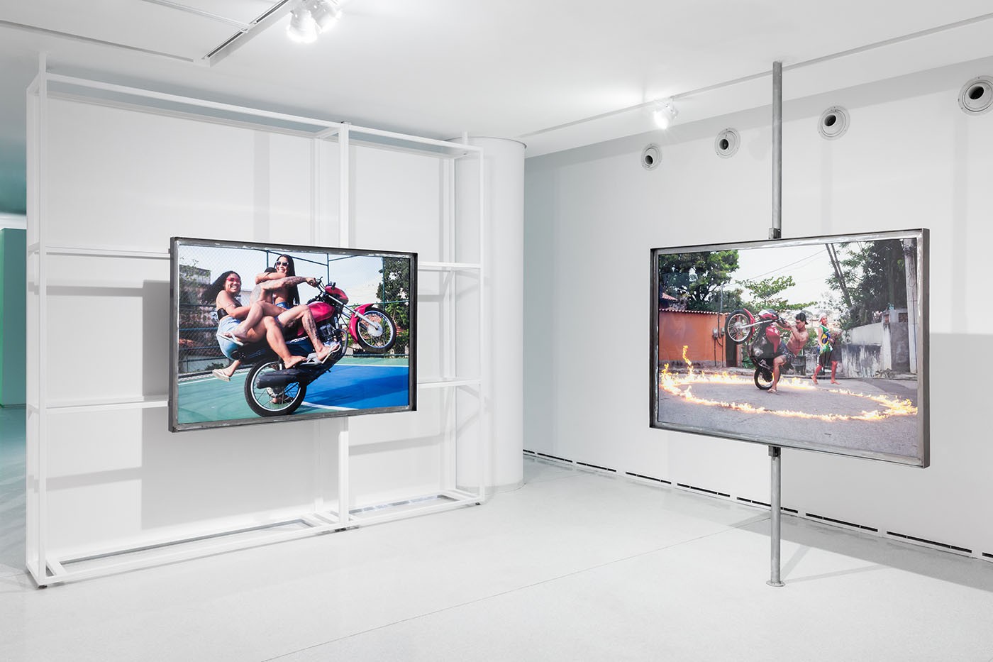 Melissa de Oliveira, Sucessagem (“Succession”), 2024 and Aquecimento (“Warming”), 2024. View of 38th Panorama of Brazilian Art: 1000º Color photograph on Hahnemühle Photo Rag Satin paper 310g/m2 110 x 160 cm. Photo: Estúdio em Obra