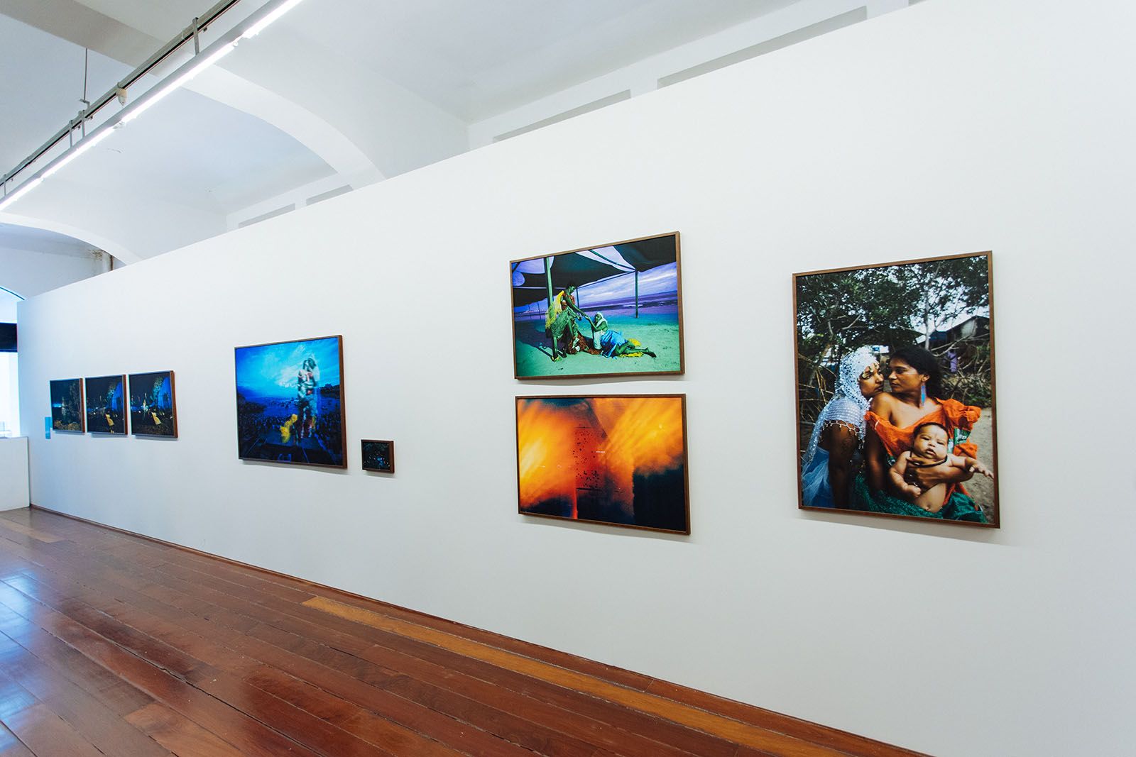 Panoramic view of photographic installation Antes de você me amar, ela já estava me amando. 6th floor of CCMQ, 2025. Courtesy of the artist.