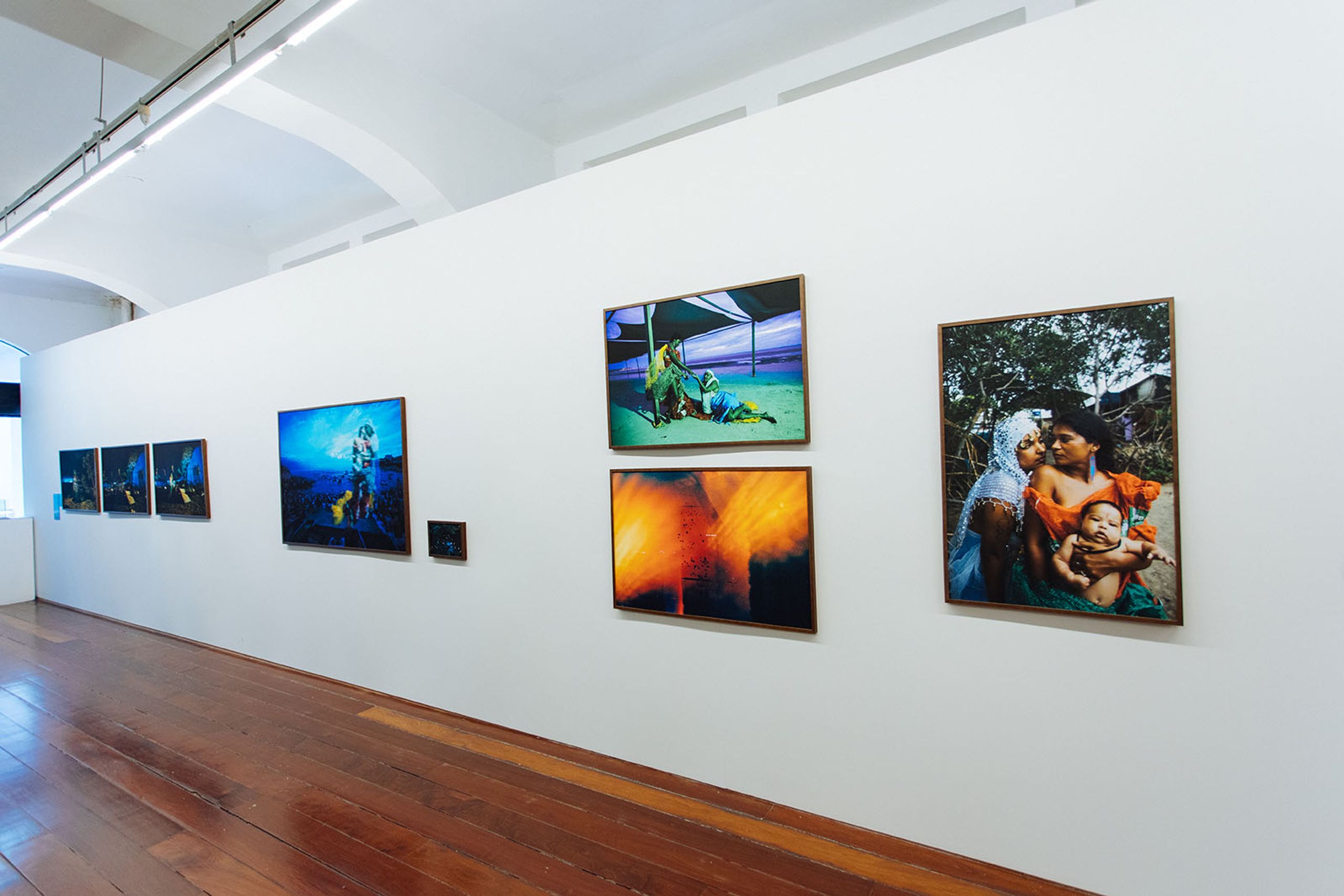 Panoramic view of photographic installation Antes de você me amar, ela já estava me amando. 6th floor of CCMQ, 2025. Courtesy of the artist.