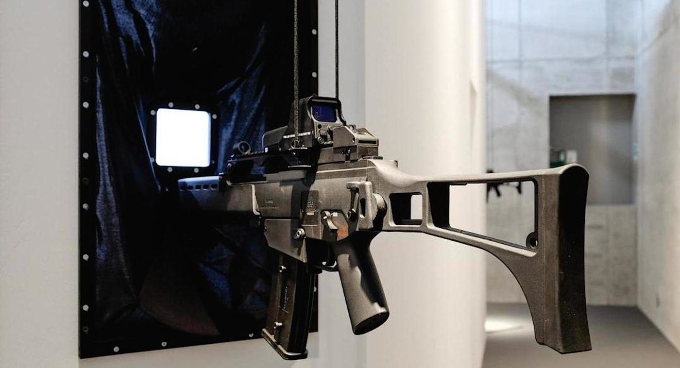 Regina José Galindo, The Objective, 2017. Performance with four assault rifles G36. documenta 14, Stadtmuseum Kassel. Foto: Michael Nast. Courtesy of the artist.