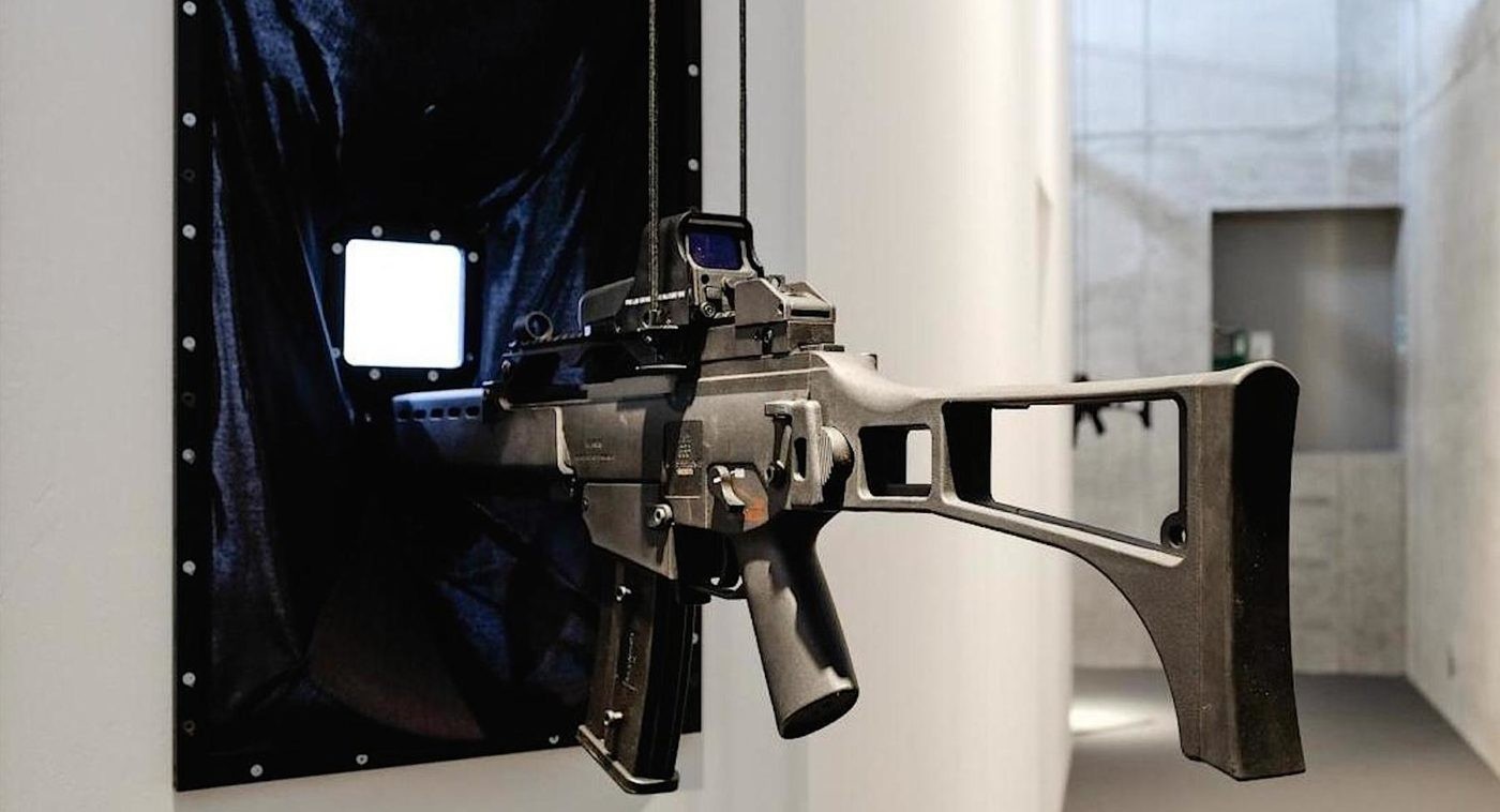 Regina José Galindo, The Objective, 2017. Performance with four assault rifles G36. documenta 14, Stadtmuseum Kassel. Foto: Michael Nast. Courtesy of the artist.