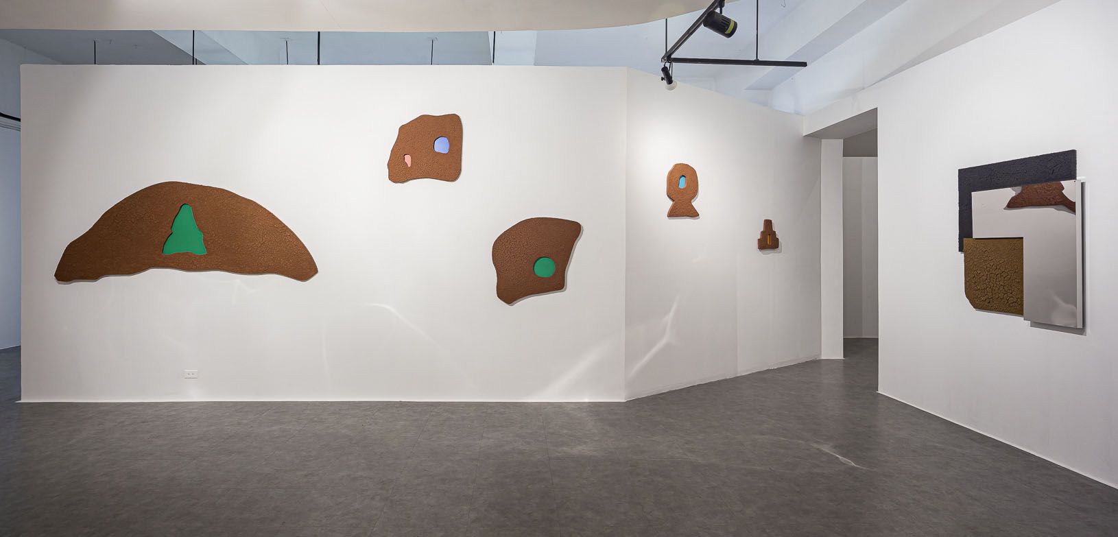 Installation view, Cisco Merel, La Puerta del Sol, Museo de arte contemporáneo de Panamá, 2024. Photo: Alfredo Martiz