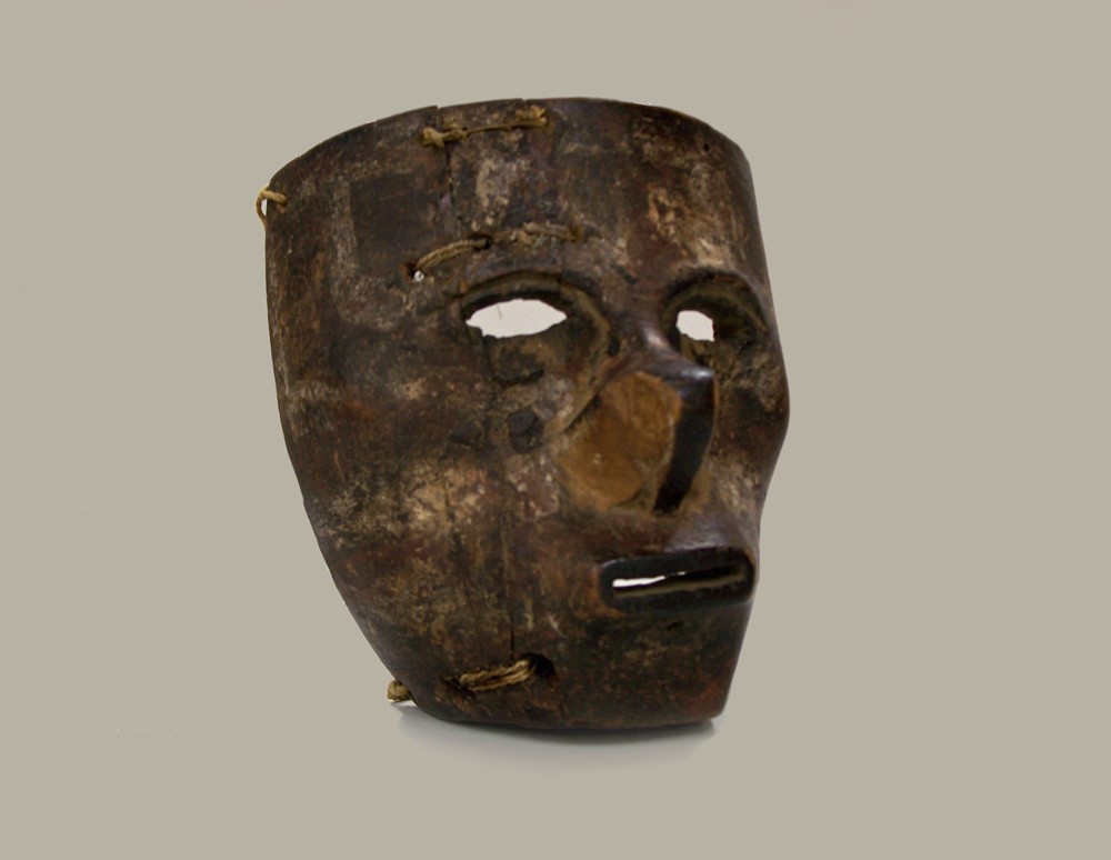 Mask of the Kábaga, Sierra Nevada, Colombia. Acquired under dubious conditions by the ethnologist Konrad Theodor Preuss in 1915 for the Ethnological Museum of Berlin. In: Deutsche Digitale Bibliothek, collection of the Ethnological Museum of Berlin: https://ausstellungen.deutsche-digitale-bibliothek.de/preuss/exhibits/show/kolumbien-preuss/fokus-masken-mythen-kagaba.