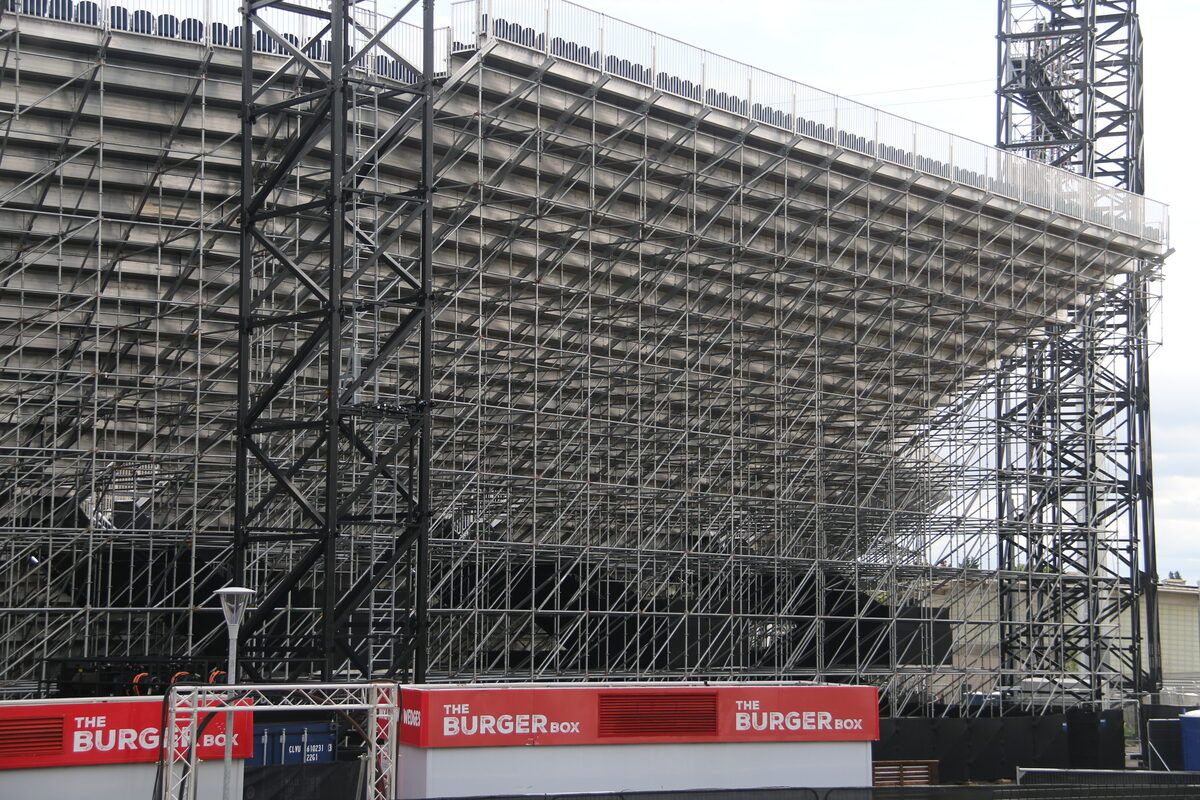 Grande estrutura em andaime multidirecional Layher a formar uma bancada provisória