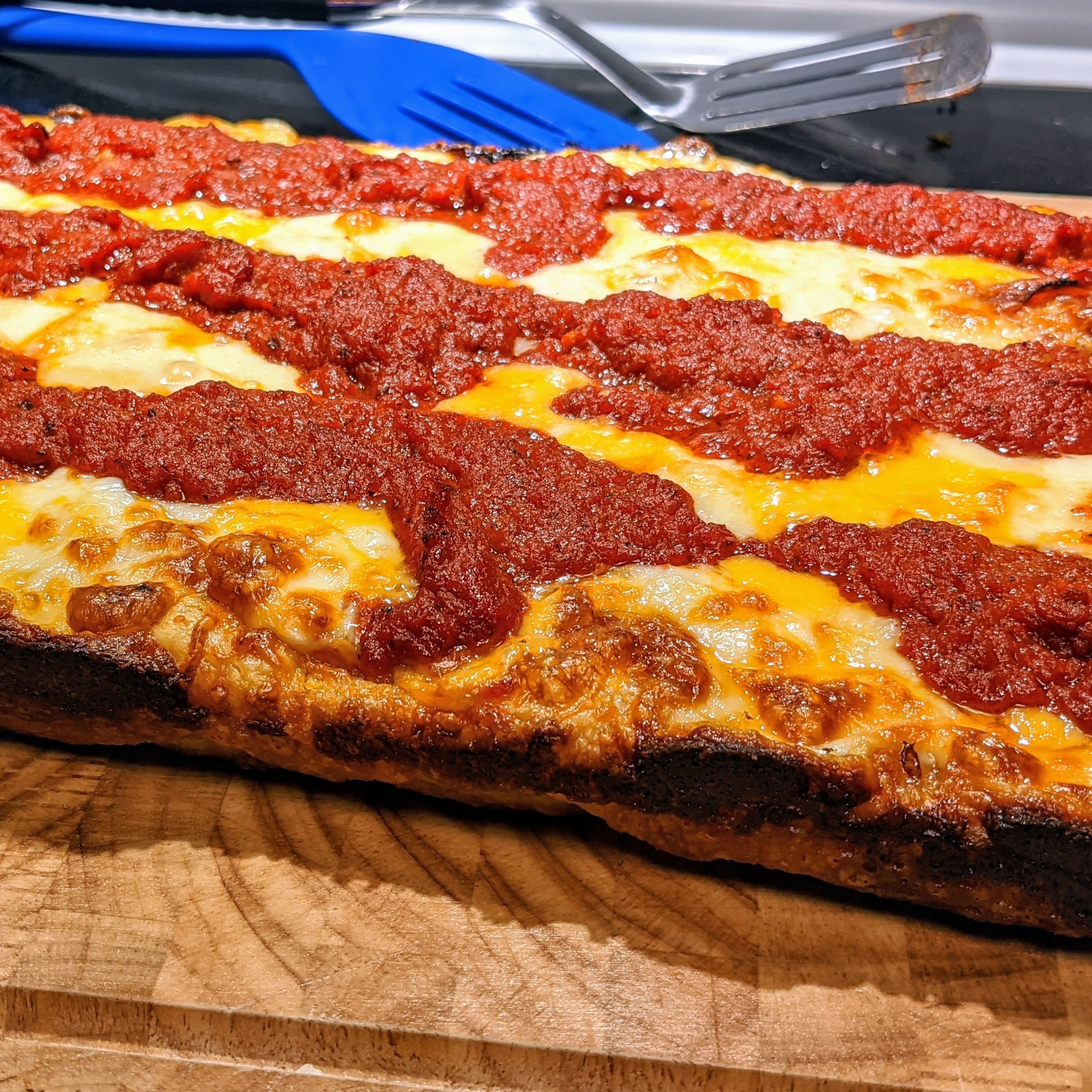 Close up of a Detroit pizza.