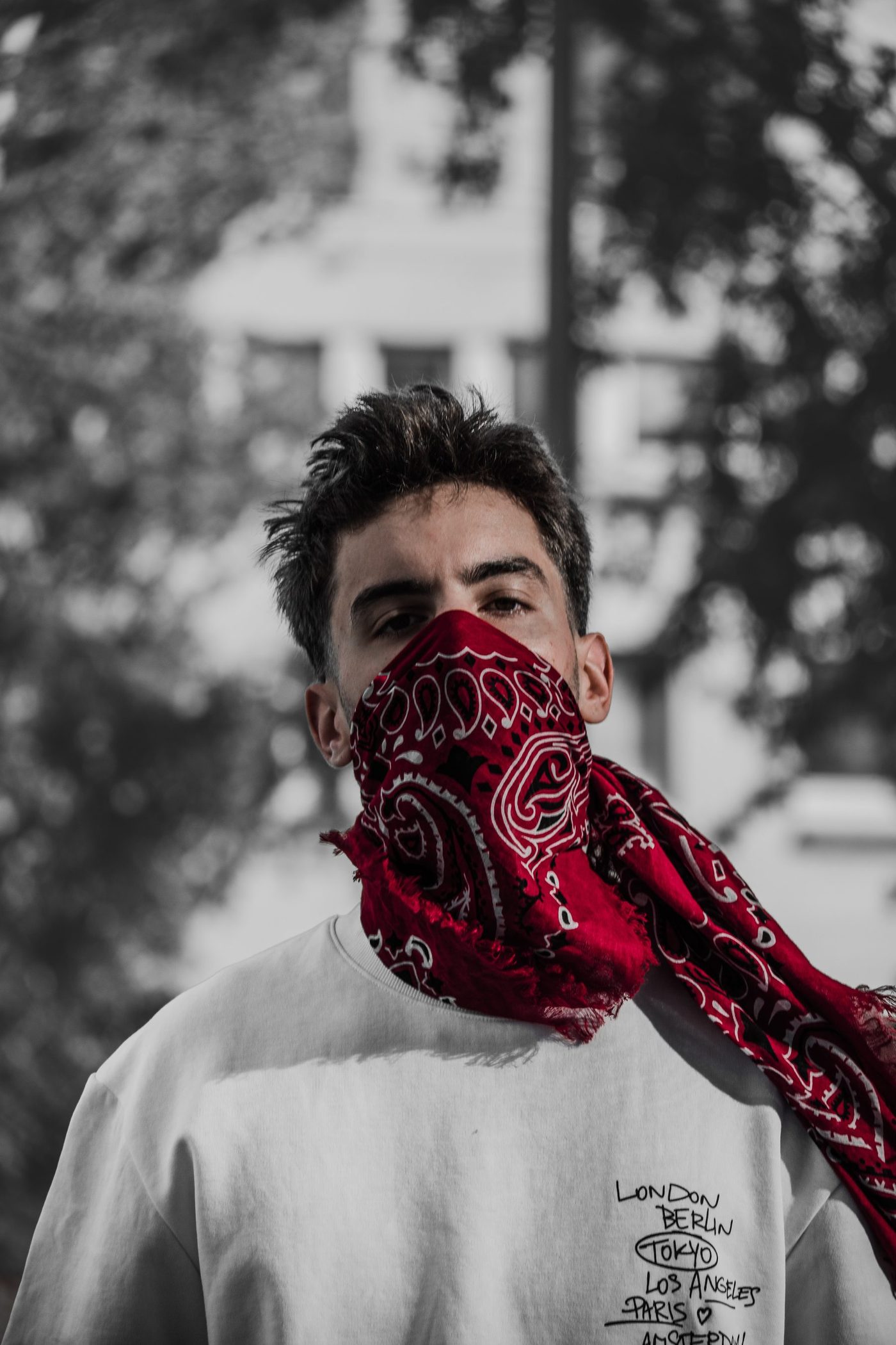 Portrait de Lucas Sibeaud, bandana rouge, en noir et blanc