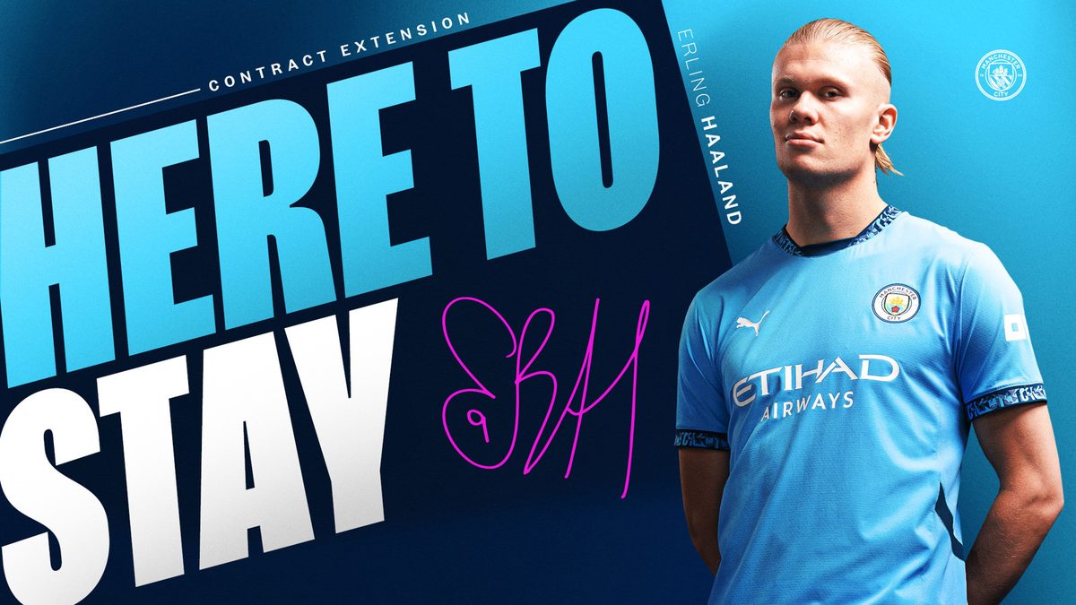 Oficiální grafika Manchesteru City k prodloužení Haalandovy smlouvy s nápisem Here to Stay.