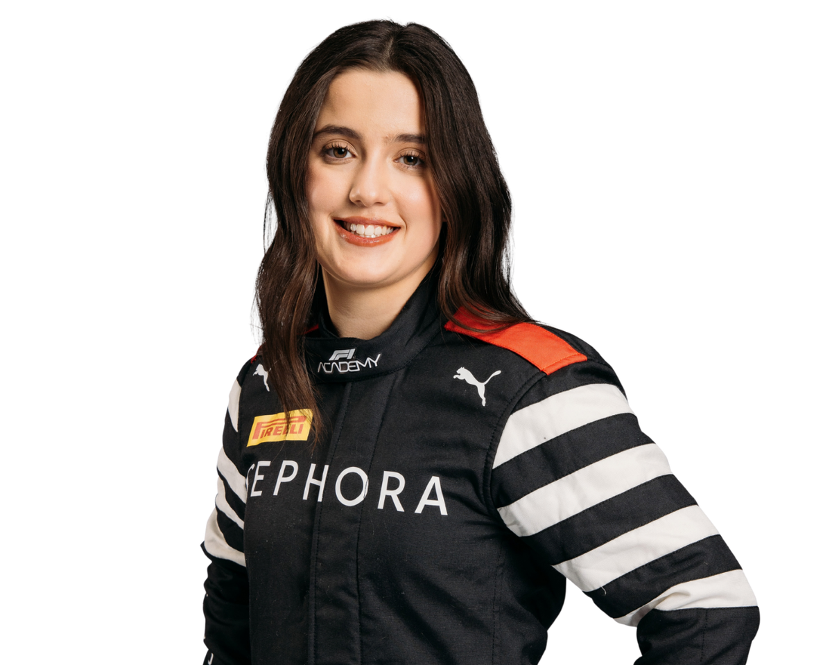 Natalia Granada v černobílé závodní kombinéze s logem Sephora.