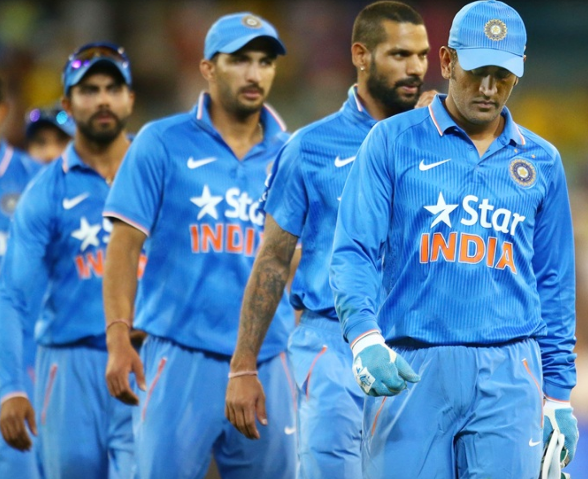 4 members of the Indian Cricket Team standing front-back