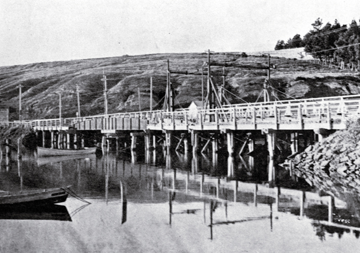 Old Ferry Bridge 1909, sea in foreground, hill behind