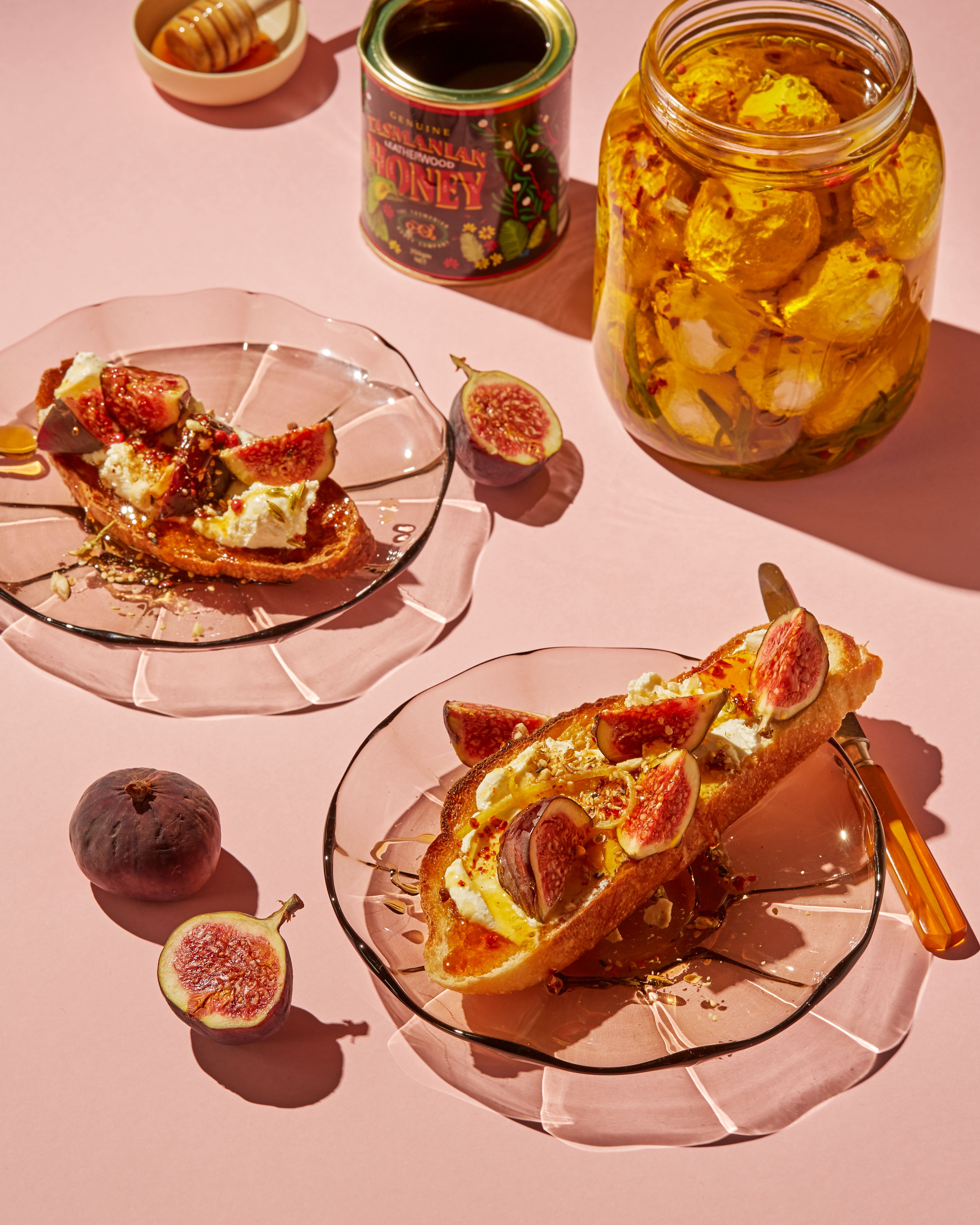 Surdeigstoast med marinert labneh