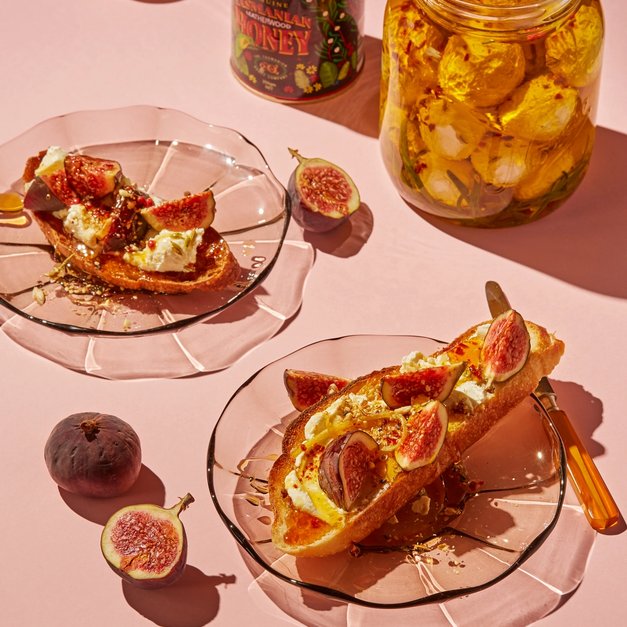 Surdeigstoast med marinert labneh