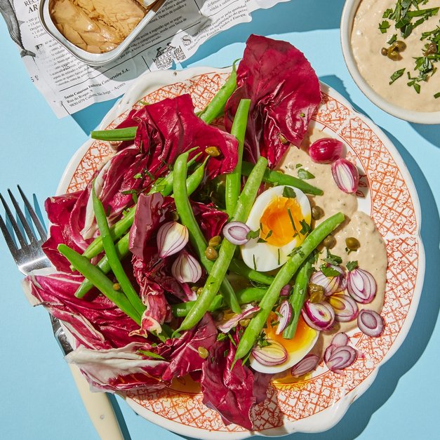 Radicchiosalat med tonnatosaus og syltet rød stjerneløk