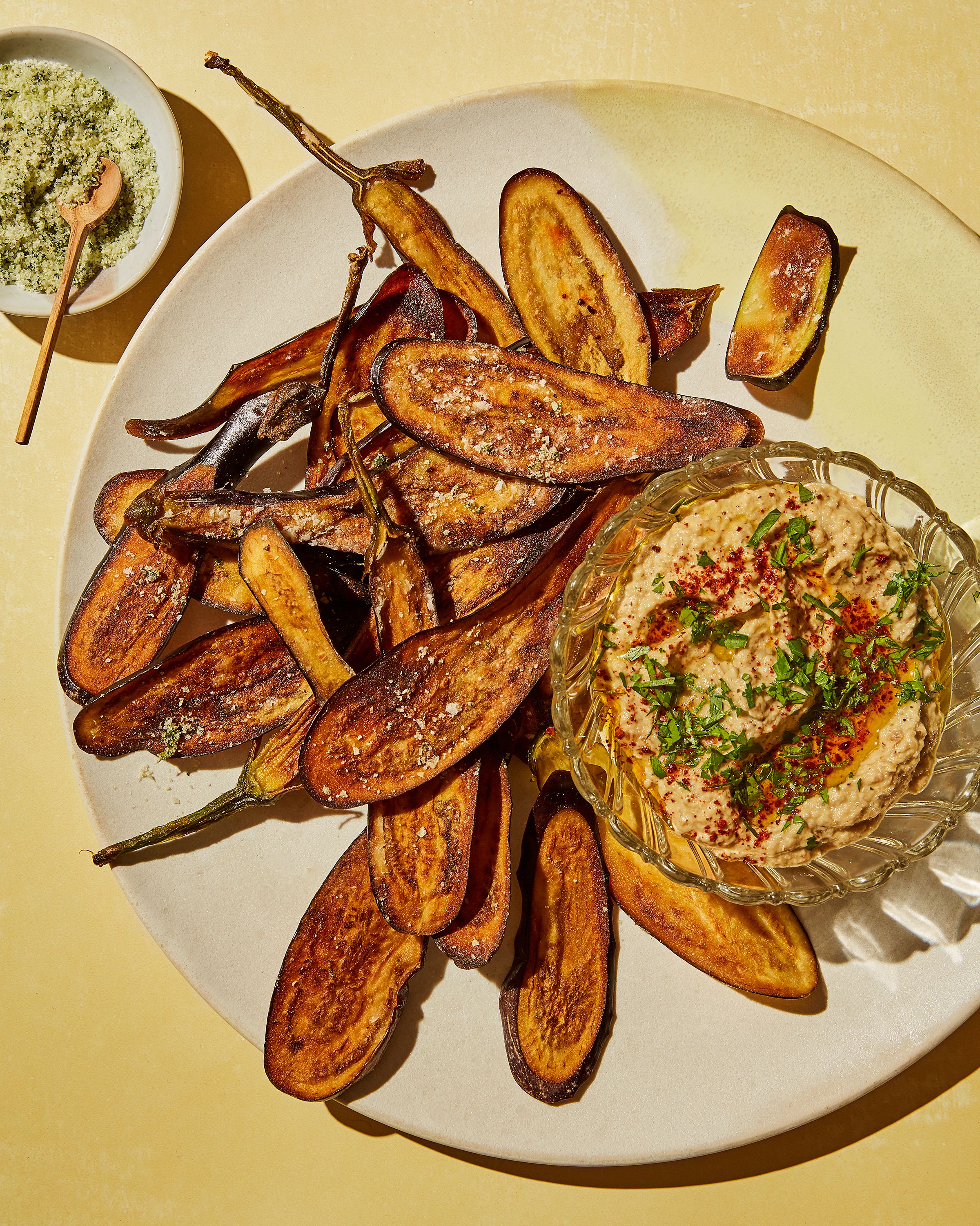 Auberginechips med baba ghanoush og myntesalt