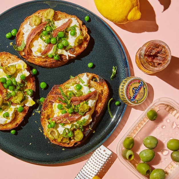 Toast med burrata, ansjos og erter