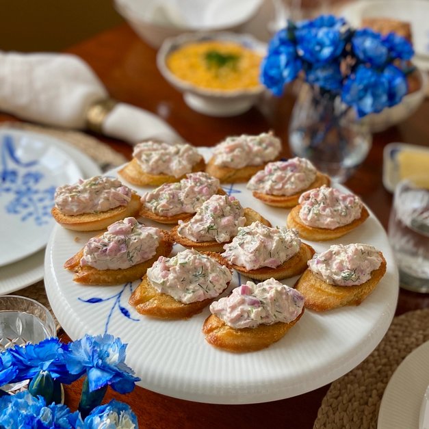 Crostini med røkelaksrøre