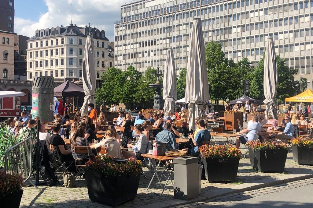 En tredjedel av torget, området mellom Torggata og Folketeaterbygningen, har flere uteserveringer. Men størstedelen av plassen er folketom når det ikke er et arrangement der. Foto: Øystein Aurlien