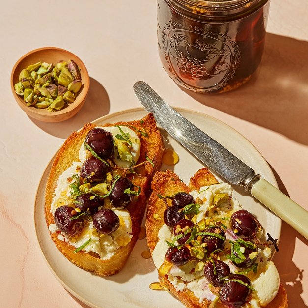 Surdeigstoast med chèvre og syltede druer