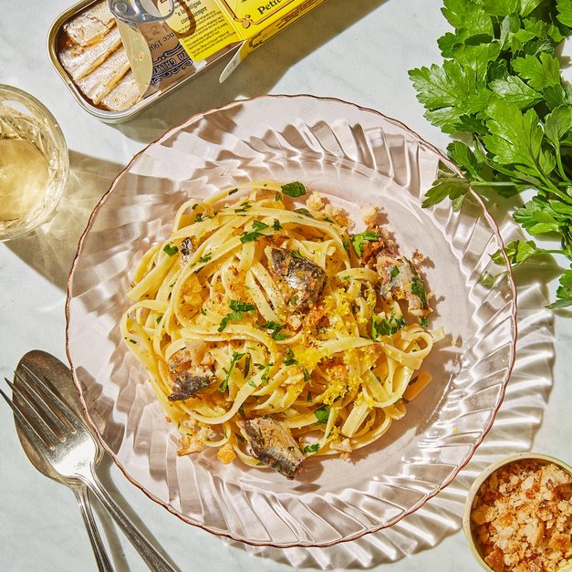 Linguine med sardiner, ansjosbrødsmuler og sitron
