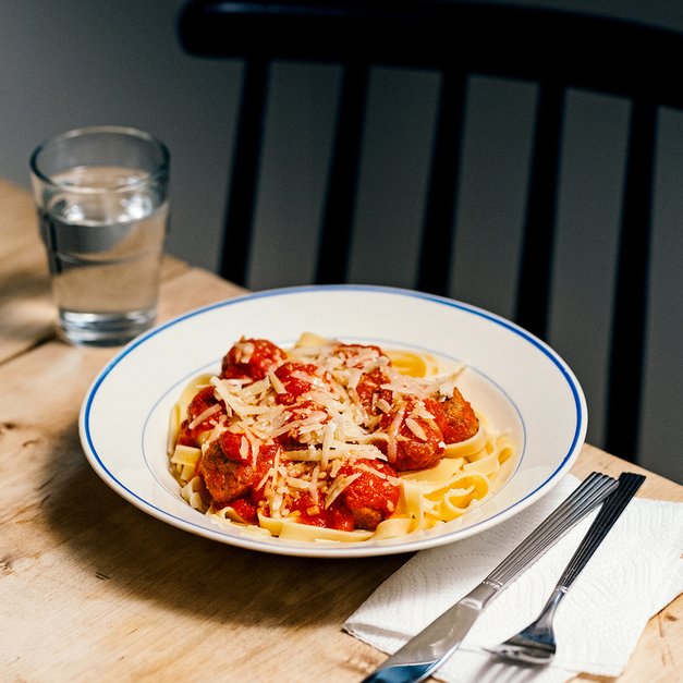 Pasta med kjøttboller og tomatsaus