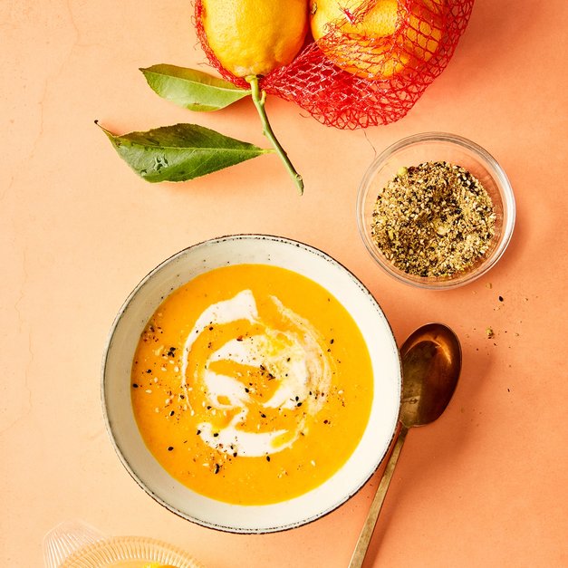 Appelsin- og gulrotsuppe med dukkah-dryss