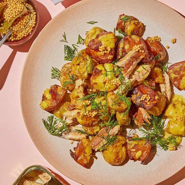 Sprøstekt potetsalat med makrell, syltede sennepsfrø og dill