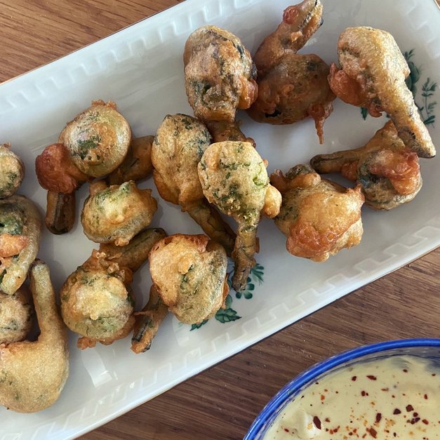 Fritert strutseving med dijonnaise