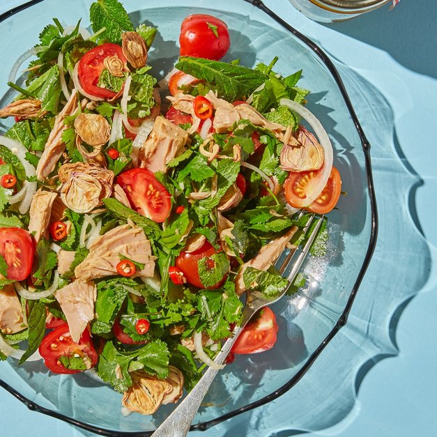 Spicy thai-salat med tunfisk og tomat
