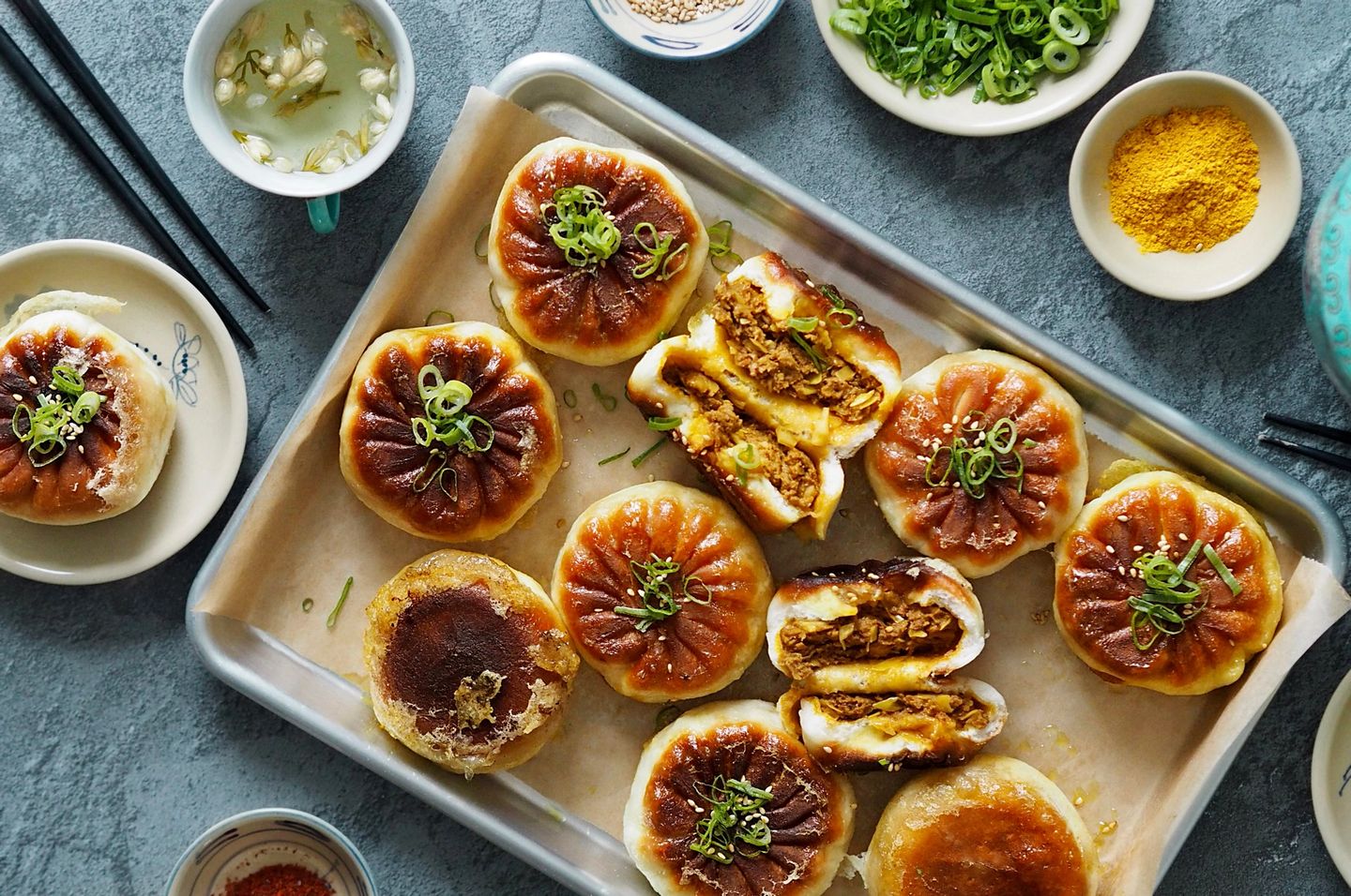 Å lage digge pannestekte baozi-buns er en lagøvelse