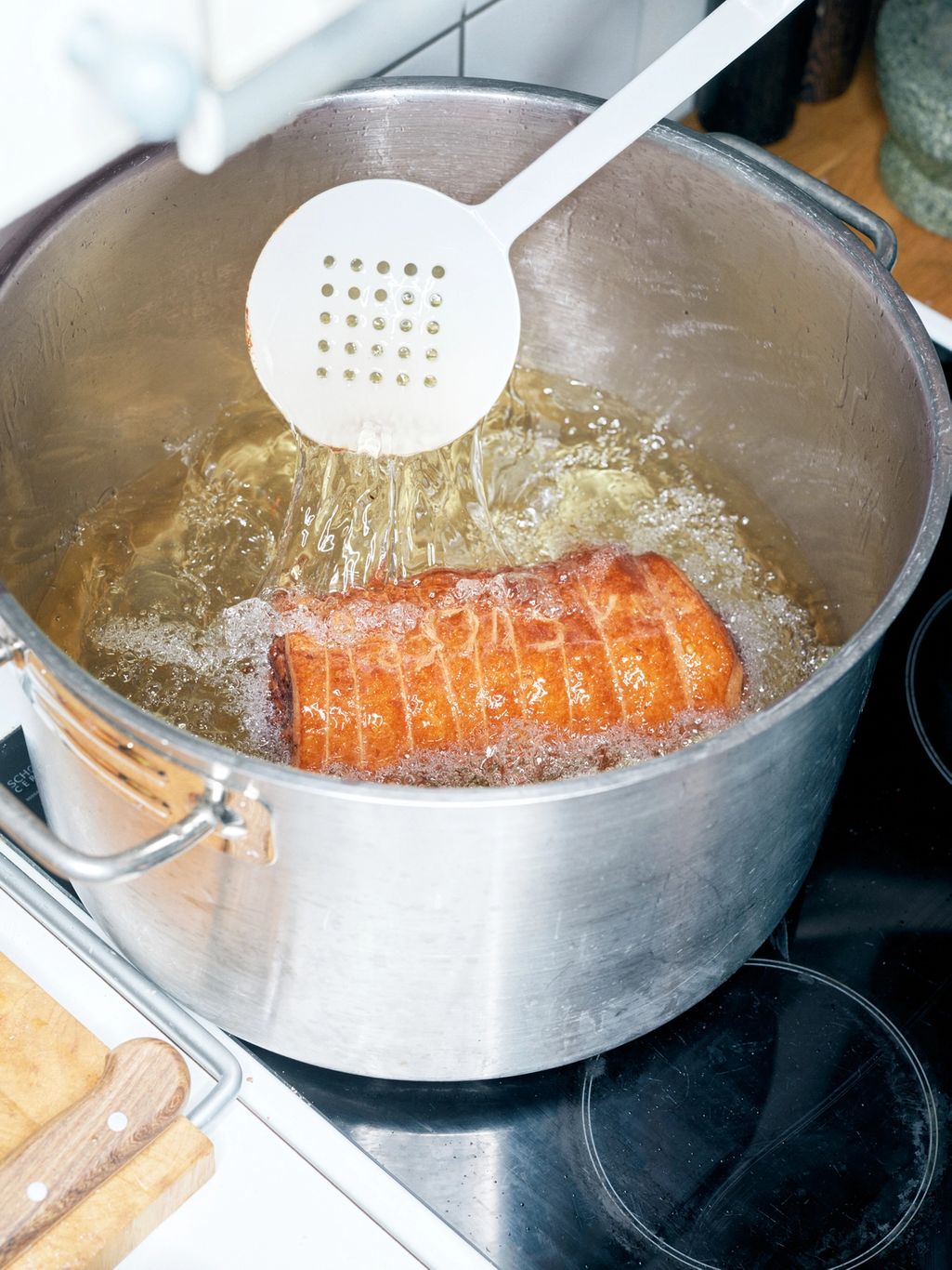 Om du ikke tør å fritere porchettaen, kan du steke porchettaen i ovnen for å få svoren sprø, men resultatet blir på ingen måte det samme