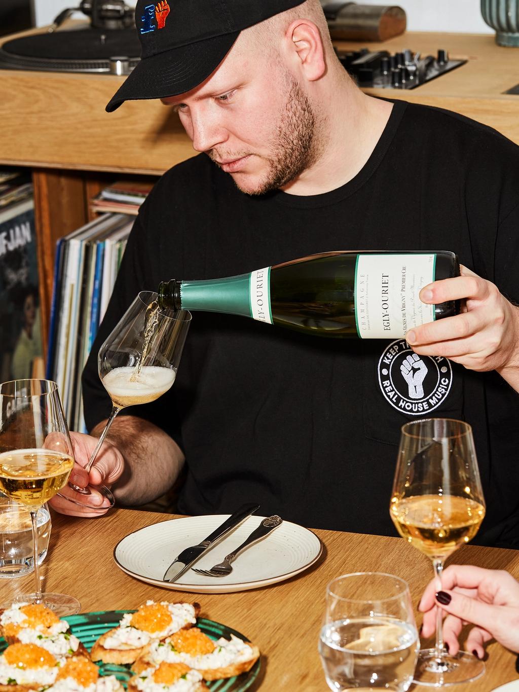 Champagne slår aldri feil. Fredrik trekker fram en favoritt på 100% pinot meunier.