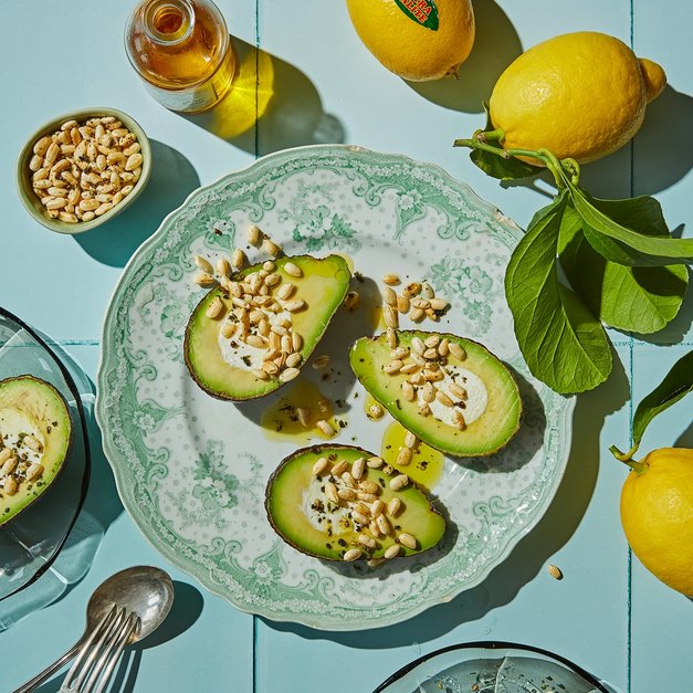 Labneh-fylte avokadoer med krydret, puffet ris