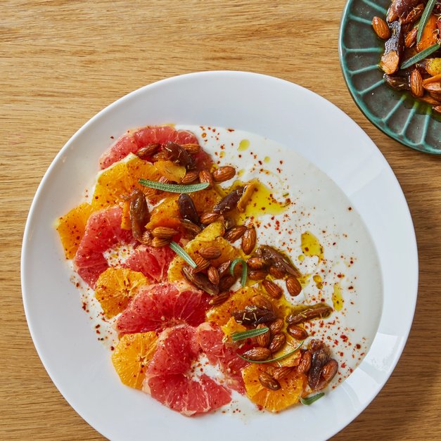 Yoghurt og sitrussalat med konfiterte mandler og dadler