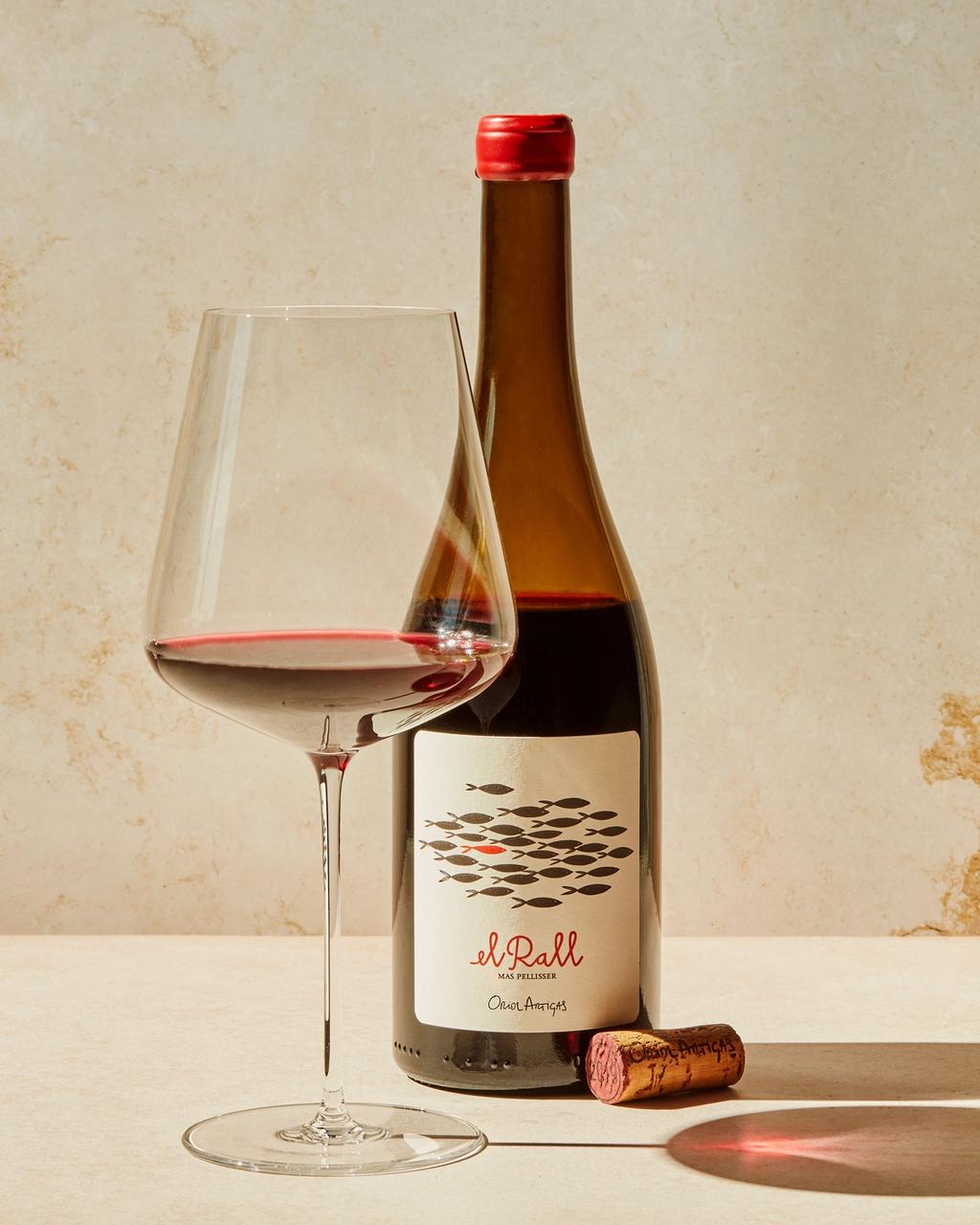 Mørk og intens rødvin fra Oriol Artigas.