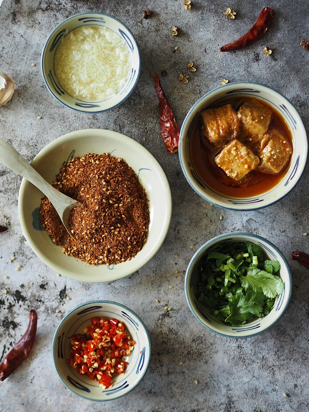 Det er dippene som er det karakteristiske med grilling i Yunnan. Her er en aromatisk tørrdip og en umamirik dip med fermentert tofu.