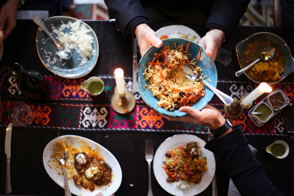 Å spise afghansk i krigshaukenes by