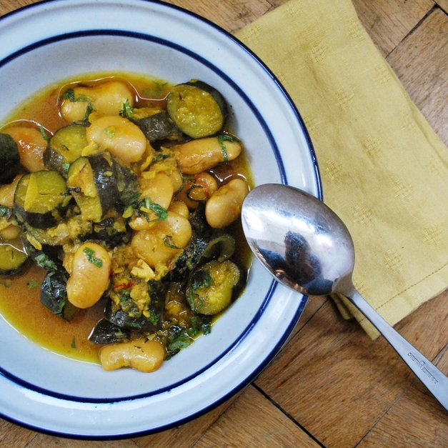 Squashgryte med store, hvite bønner og mynte