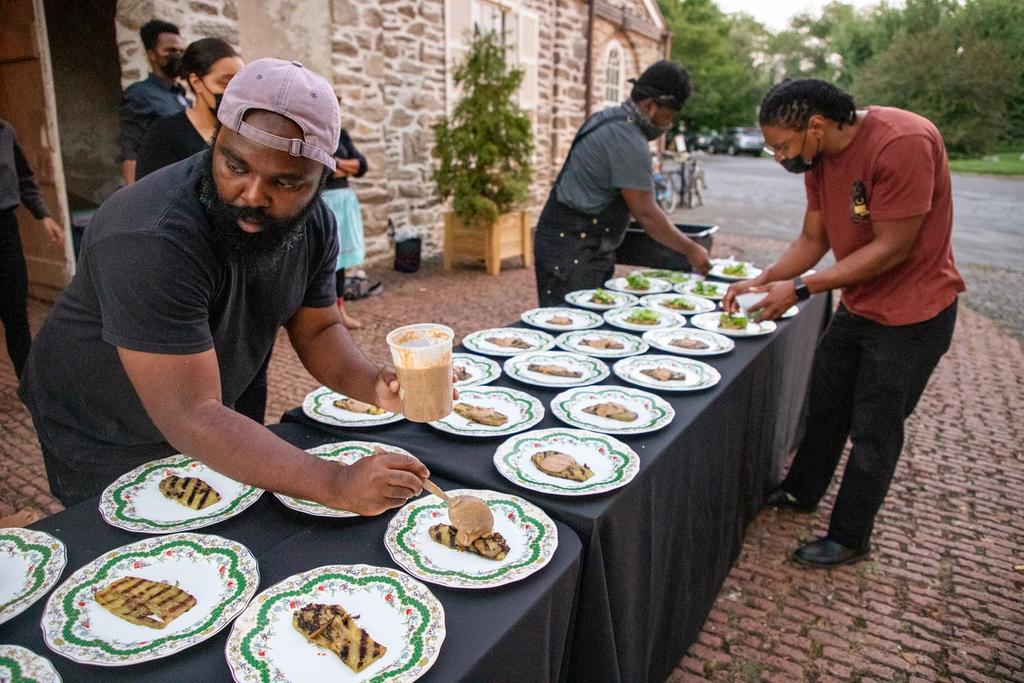 Popup-konseptet Honeysuckle og utforskingen av afroamerikansk matkultur har gjort Omar Tate til USAs viktigste kokk akkurat nå.