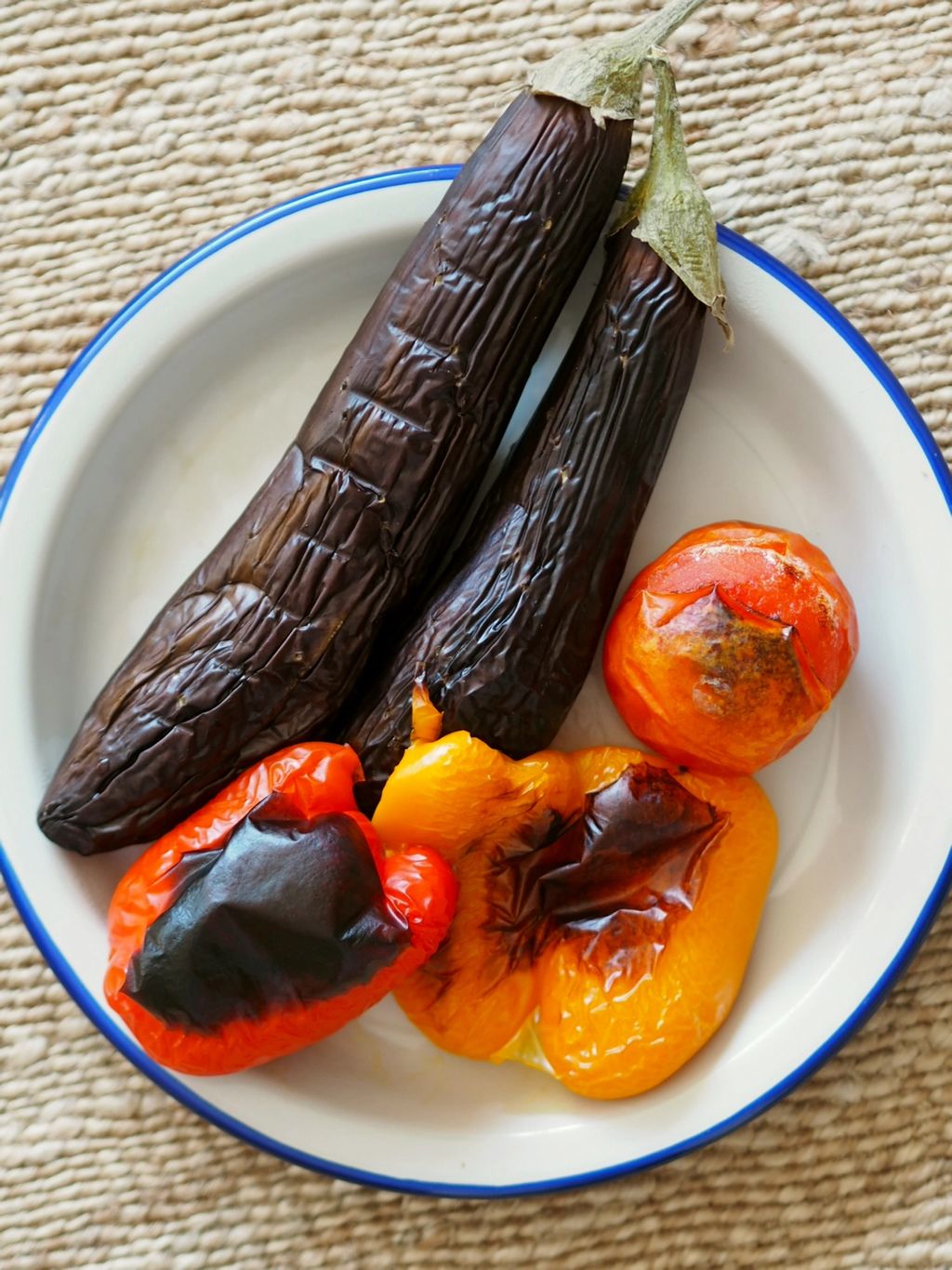 Ring inn våren med denne friske og sterke grillede aubergine-salaten fra Yunnan.