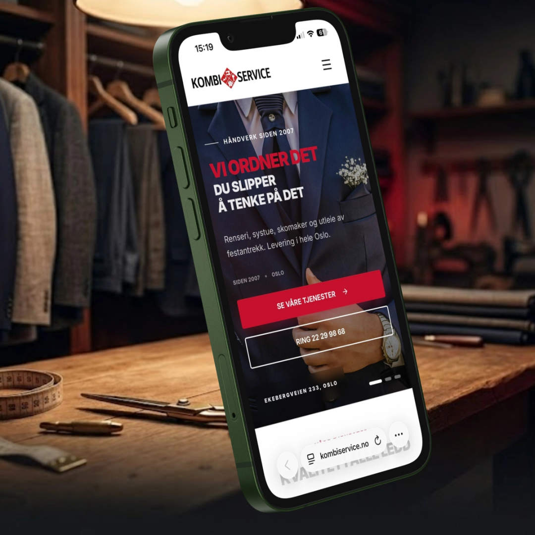 Kombiservice sin mobilnettside vist på telefon i et skredderatelier