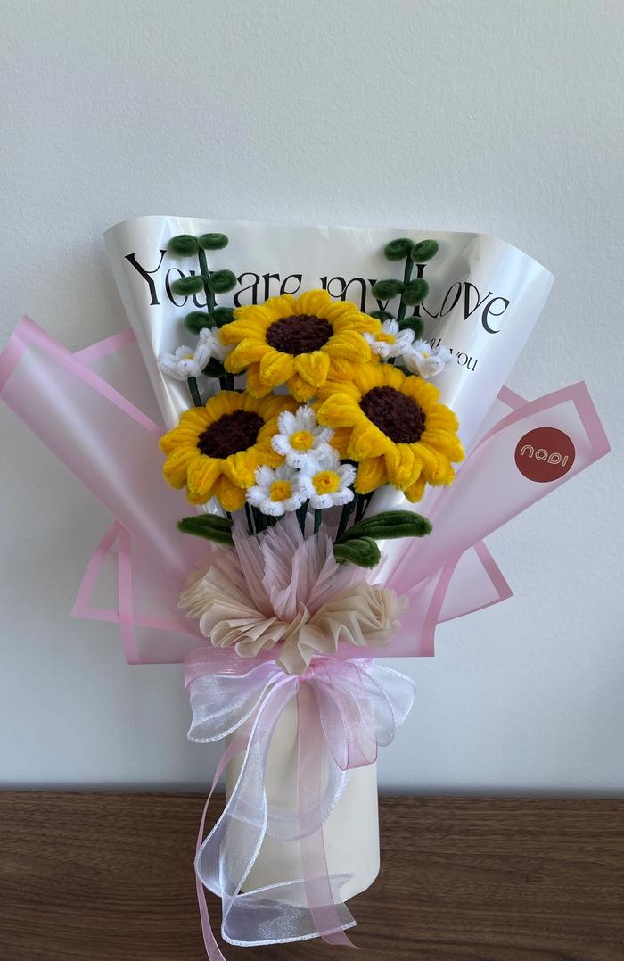 Sunflower and daisy pipecleaner arrangement