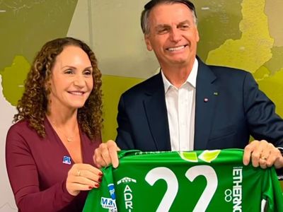 Ex-prefeita de Salete, Chica, entrega camisa do Cacique ao ex-presidente Jair Bolsonaro